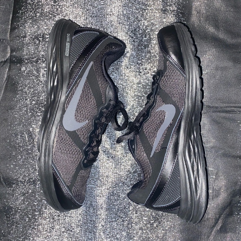 Dual fusion nike shoes in black size 9